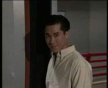 这张截图出自电影《花漾少女杀人事件》。 这是一部2012年上映的台湾电影，由周美玲导演，吴君如、陈妍希、言承旭、郑元畅等主演。 电影简介 故事背景：影片以1930年代的台湾为背景，讲述了一个关于人性、牺牲与救赎的故事。 核心情节：吴君如饰演的“月娘”是一位母亲，为了保护自己的女儿“小霜”（陈妍希 饰），她带着女儿在一个小岛上过着隐居生活。然而，四个男人的闯入打破了她们平静的生活，为了女儿的安全，月 这句话不是美玲母亲们平命令