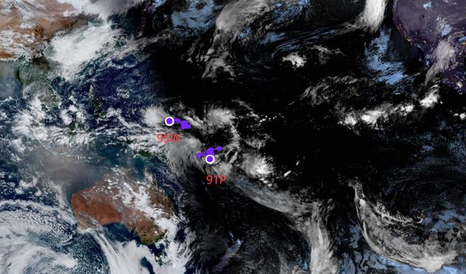这张截图出自电影《花漾少女杀人事件》。 这是一部2012年上映的台湾电影，由周美玲导演，吴君如、陈妍希、言承旭、郑元畅等主演。 电影简介 故事背景：影片以1930年代的台湾为背景，讲述了一个关于人性、牺牲与救赎的故事。 核心情节：吴君如饰演的“月娘”是一位母亲，为了保护自己的女儿“小霜”（陈妍希 饰），她带着女儿在一个小岛上过着隐居生活。然而，四个男人的闯入打破了她们平静的生活，为了女儿的安全，月
