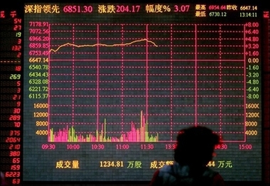 这张截图出自电影《花漾少女杀人事件》。 这是一部2012年上映的台湾电影，由周美玲导演，吴君如、陈妍希、言承旭、郑元畅等主演。 电影简介 故事背景：影片以1930年代的台湾为背景，讲述了一个关于人性、牺牲与救赎的故事。 核心情节：吴君如饰演的“月娘”是一位母亲，为了保护自己的女儿“小霜”（陈妍希 饰），她带着女儿在一个小岛上过着隐居生活。然而，四个男人的闯入打破了她们平静的生活，为了女儿的安全，月 这句话不是美玲母亲们平命令