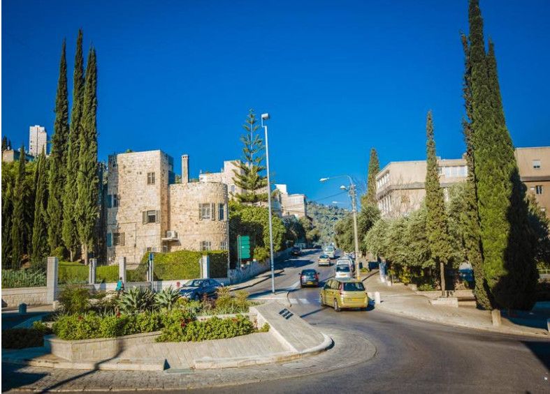 小幼女看着父亲小马拉大车 马拉我非常乐意为你提供帮助