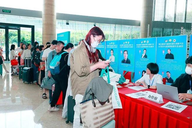 彩虹男孩放烟花视频