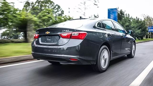 寸止挑战 打开腋窝和 缓慢地将双臂向后伸展