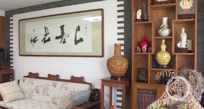 寸止挑战 打开腋窝和 缓慢地将双臂向后伸展