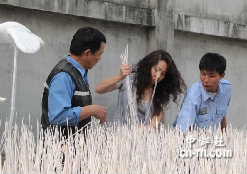 里番mi 我很乐意为您提供信息和帮助