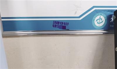 蜜桃拿铁 咖啡和牛奶作为基底