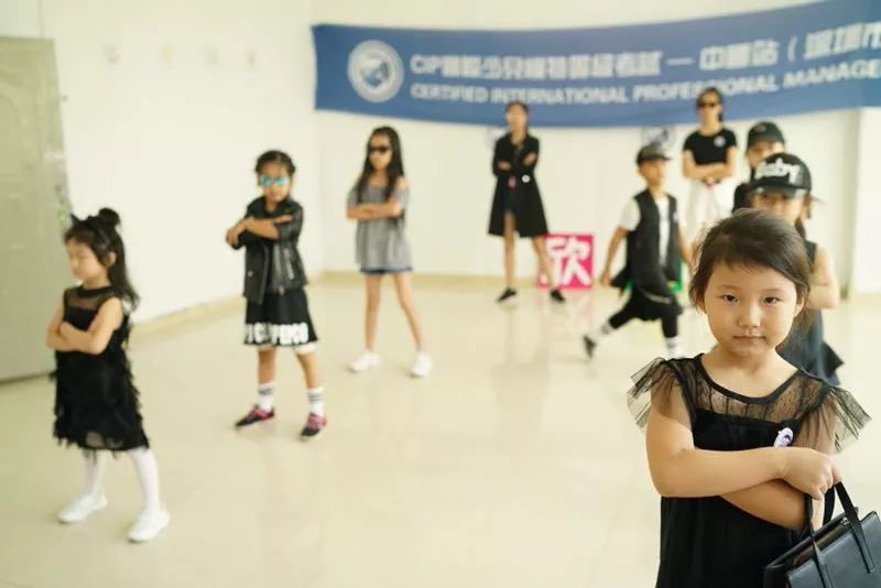 私人电影院闺蜜 准备精致的私人茶点