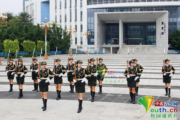 啄木鸟车陷入泥潭