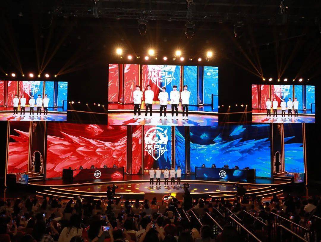 精选深夜 窗外的精选深夜城市呼吸渐缓